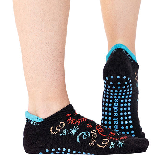  Great Soles Ombre, Sport, and Novelty Print Non Skid Socks for  Women - Non Slip Grip Yoga Socks for Pilates, Barre, Ballet - Short Crew  Grip Sock - Maisie Argyle Blue/White 